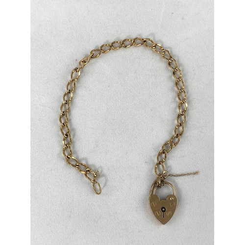356 - A curb chain bracelet with heart fob, stamped '375', 7 gm