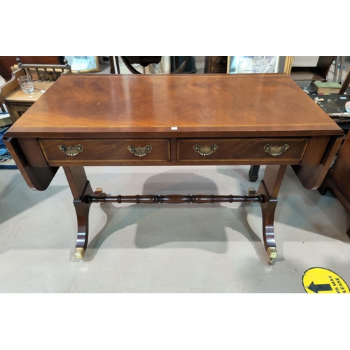 674 - A Georgian style crossbanded mahogany sofa table with 2 frieze drawers, on splay feet with brass cas... 