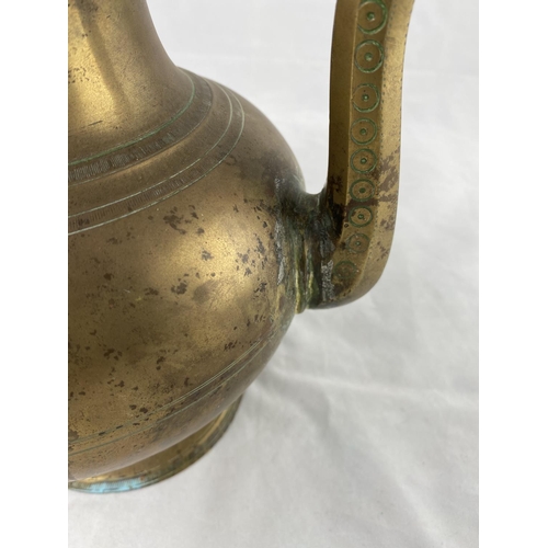 152a - A large Indian bronze kettle, height 27cm