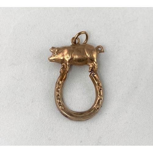 291 - A vintage 9 carat hallmarked gold pig and horseshoe charm / pendant, 1.3gm