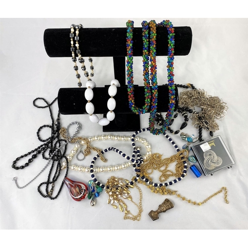 330 - A selection of costume jewellery