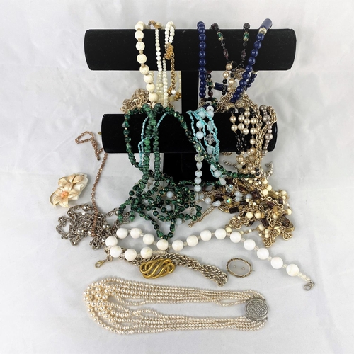 331 - A selection of costume jewellery