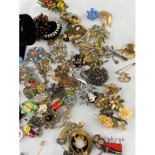 358 - A selection of decorative costume jewellery, mainly brooches