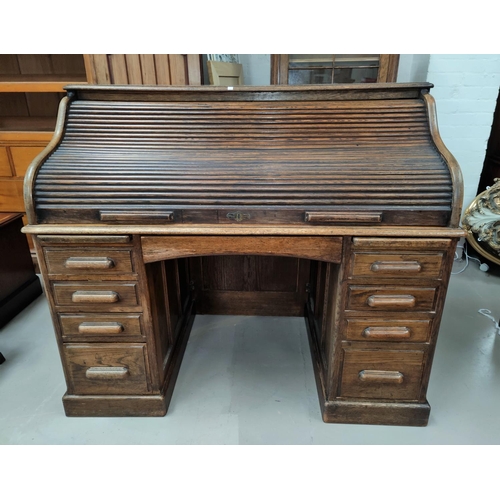 572 - An early 20th century oak kneehole desk with 'S' shaped roll top