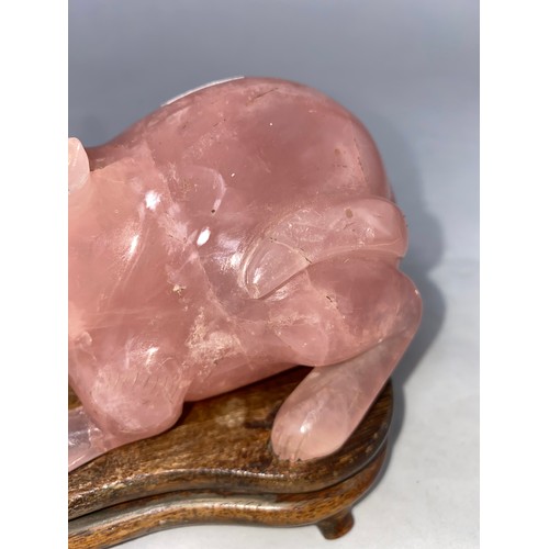 165a - A rose quartz cat on stand, length 12cm