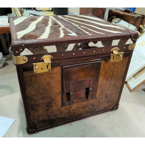 139 - A modern travel trunk in Colonial style, leather and zebra skin finish, 60 cm