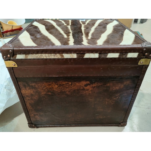 139 - A modern travel trunk in Colonial style, leather and zebra skin finish, 60 cm