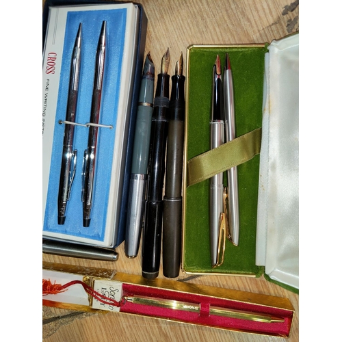 87 - A Watermans Ideal fountain pen; Parker pens; a selection of others - some a.f.