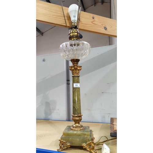 89 - A 19th century Corinthian column oil lamp in onyx and brass, with dimple cut reservoir