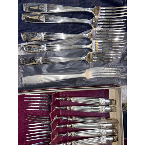 317 - A 12 setting canteen of cutlery by Elkington, 96 pieces