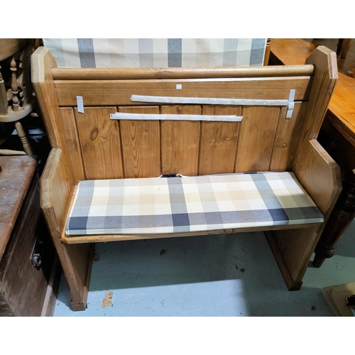 669 - A pitch pine small pew, length 99 cm