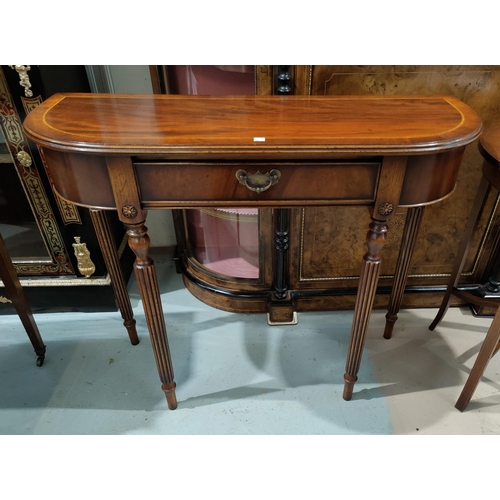 672 - A Georgian style crossbanded mahogany 'D' shaped side table with frieze drawer, on turned reeded leg... 