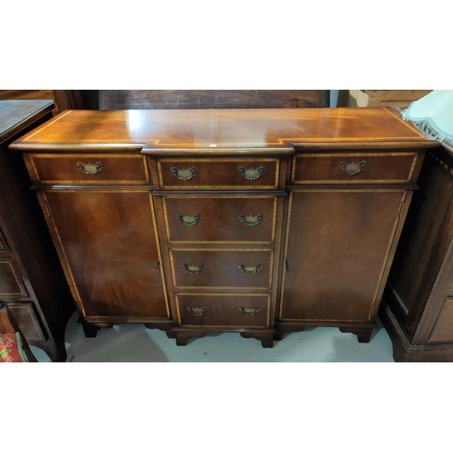 673 - A Georgian style crossbanded mahogany breakfront side cabinet with 3 frieze and 3 central drawers an... 