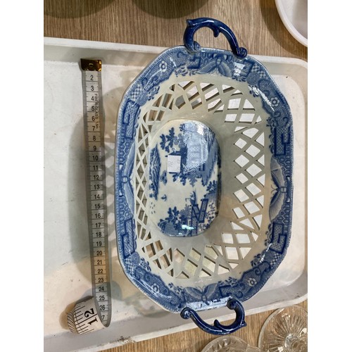 206 - A 19th century Davenport blue & white bowl, canted rectangular form with pierced decoration; other b... 