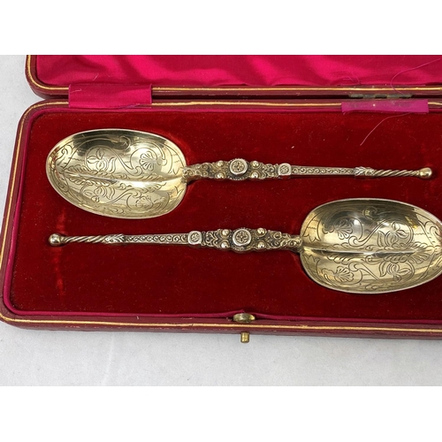 265 - A pair of silver gilt anointing spoons, 2.2oz, London 1910 maker R.S cased