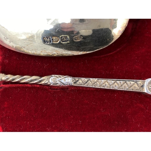265 - A pair of silver gilt anointing spoons, 2.2oz, London 1910 maker R.S cased
