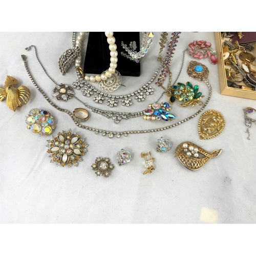 287 - A selection of costume jewellery including necklaces, brooches etc