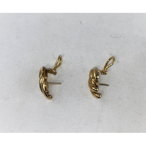 318 - A yellow metal pair of ribbed earrings, stamped '375', 9 gm