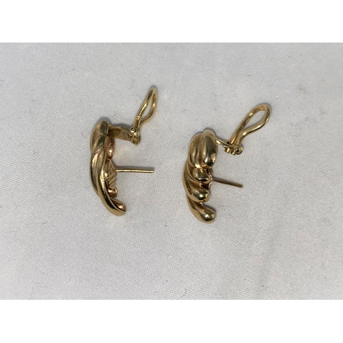 318 - A yellow metal pair of ribbed earrings, stamped '375', 9 gm