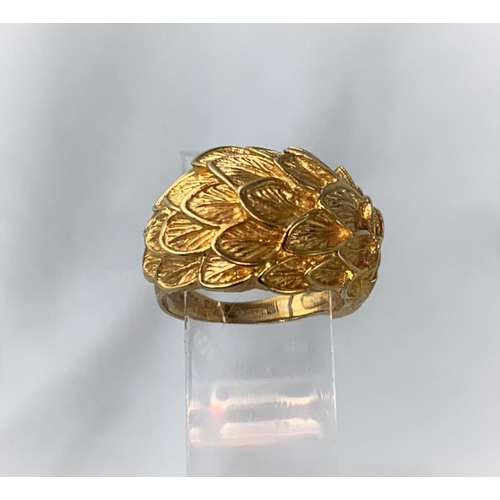 387 - A 9 carat hallmarked gold modernist ring in the form of a cluster of leaves, 6.8 gm size 'J'