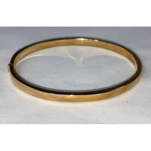 389 - A 9 carat hallmarked gold hinged bangle, 6.5 gm