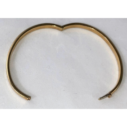 389 - A 9 carat hallmarked gold hinged bangle, 6.5 gm