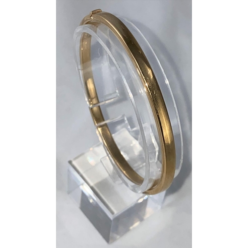 389 - A 9 carat hallmarked gold hinged bangle, 6.5 gm