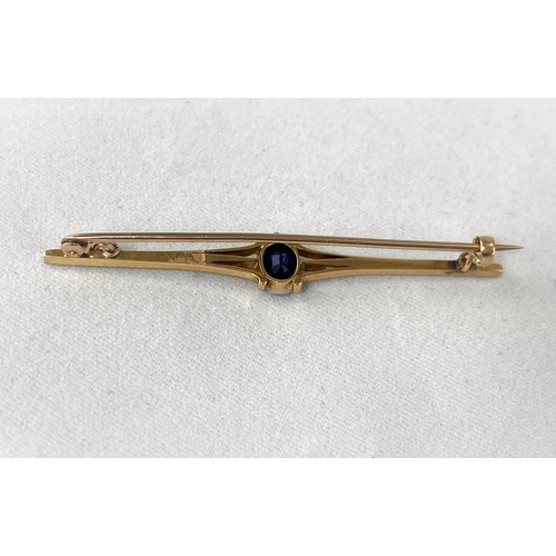 391 - An Edwardian white and yellow metal bar brooch set oval sapphire, unmarked, tests as circa 18ct, 2.5... 