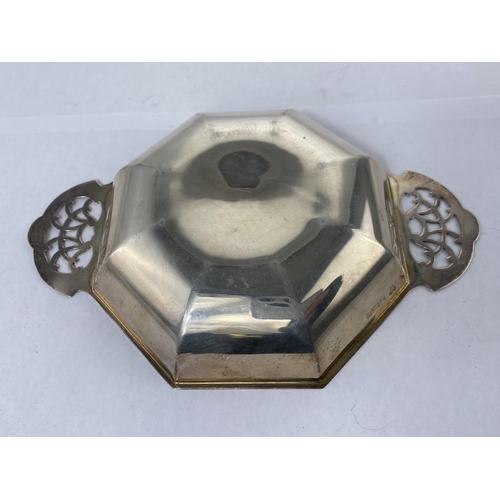 411 - An octagonal Art Deco dish with pierced handles, Sheffield 1933, 4.5oz. / 135gm, length 18cm