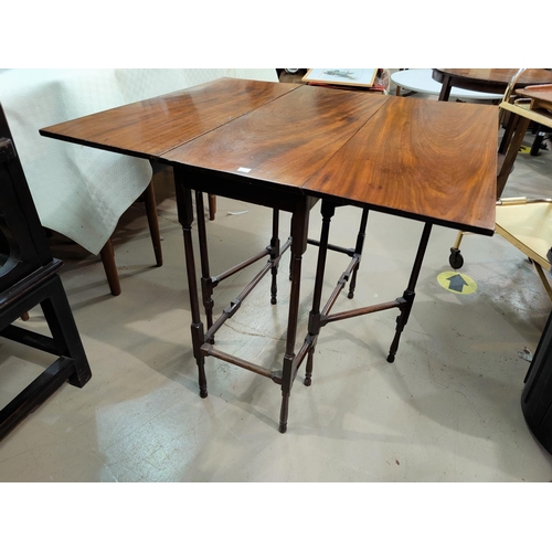 482 - An Edwardian mahogany Pembroke table with spider legs, length 71 cm