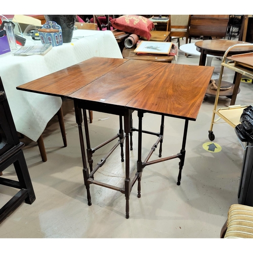 482 - An Edwardian mahogany Pembroke table with spider legs, length 71 cm