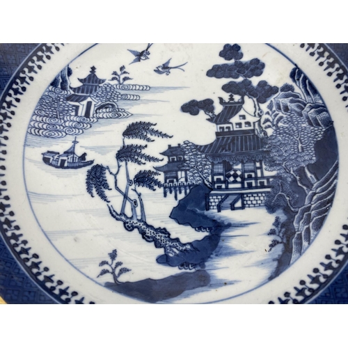 182 - A Chinese porcelain dish with blue and white decoration and gilt rim, diameter 21cm