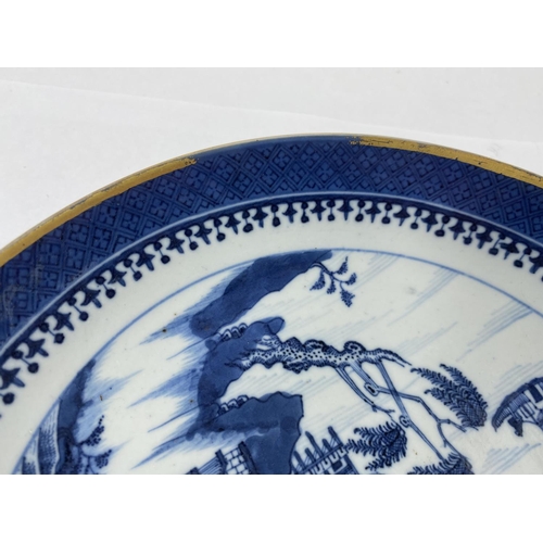 182 - A Chinese porcelain dish with blue and white decoration and gilt rim, diameter 21cm