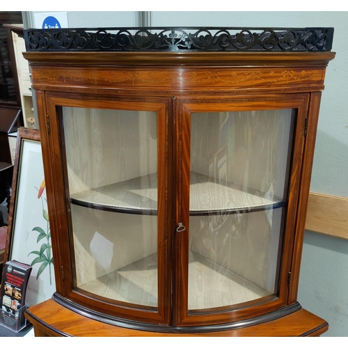 521 - An Edwardian Sheraton style satinwood corner display cabinet with pierced fretwork cornice, 2 glazed... 