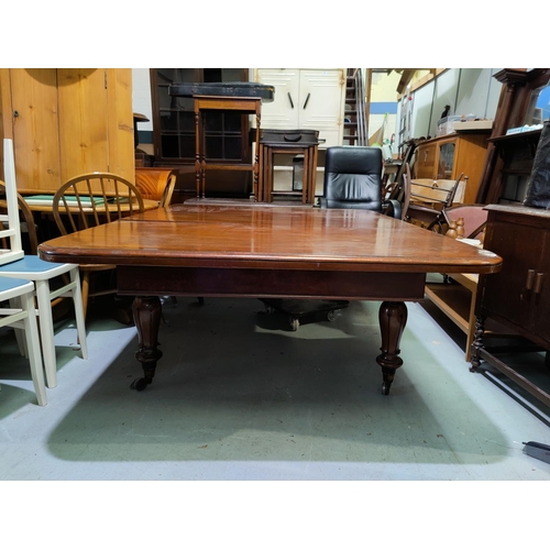 546 - A Victorian rounded rectangular mahogany extending dining table with 1 spare leaf, on turned and car... 