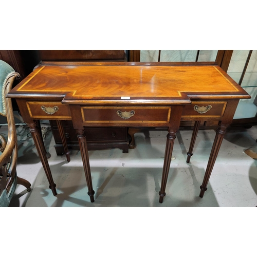 569 - A Georgian style breakfront side/hall table in crossbanded figured mahogany, with 2 matching shield ... 