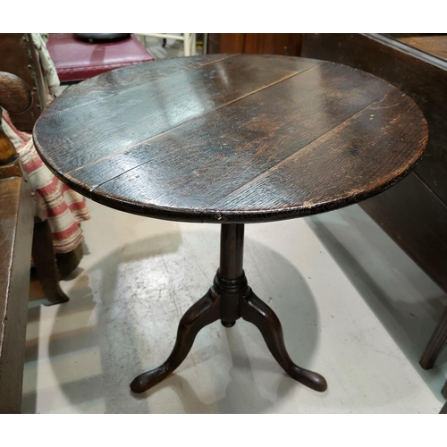 663 - A Georgian oak tilt top occasional table on three splay feet