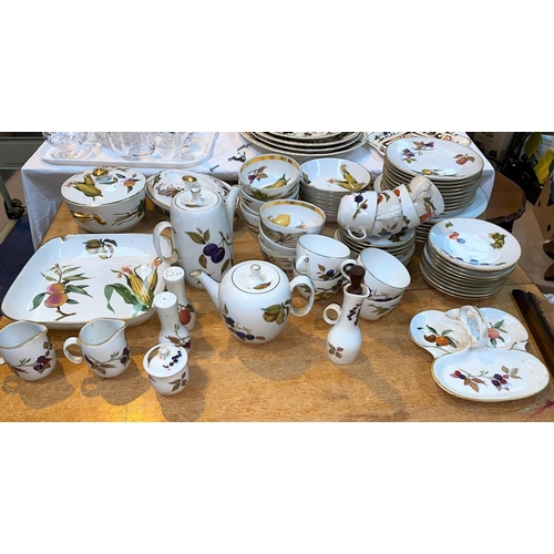 189A - A large selection of Royal Worcester 'Evesham' dinnerware and teaware