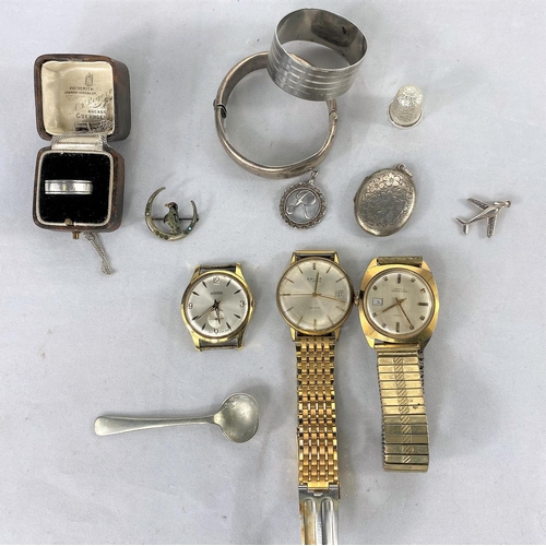 292 - Three vintage gent's watches and a selection of silver jewellery including locket, thimble etc