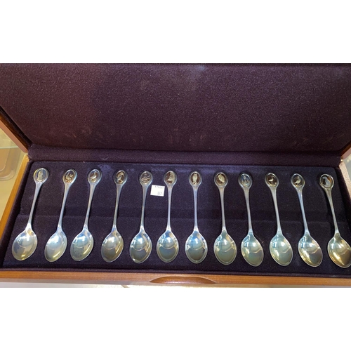 337 - The RSPB collection of 12 hallmarked silver spoons in fitted box, London 1975, 12 oz