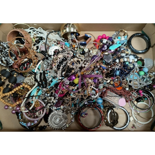 252 - A selection of various costume jewellery