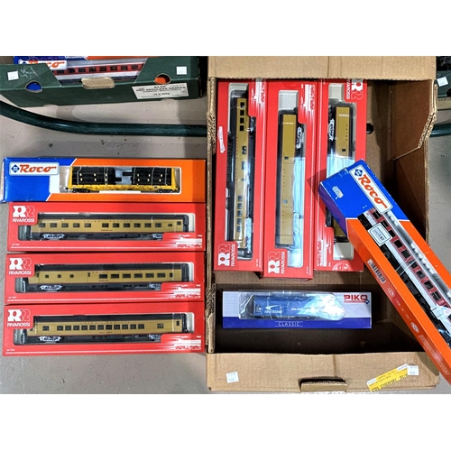576 - RIVAROSSI: 6 Union Pacific Pullman cars, 3 other items (9)