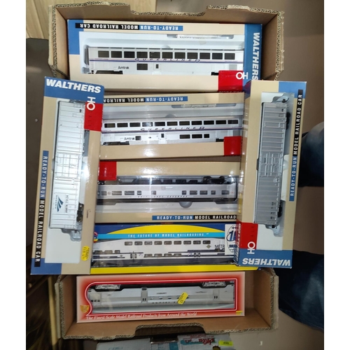 583 - WALTHERS: 5 items of HO rolling stock including Amtrak Super liners, 2 other items (7)