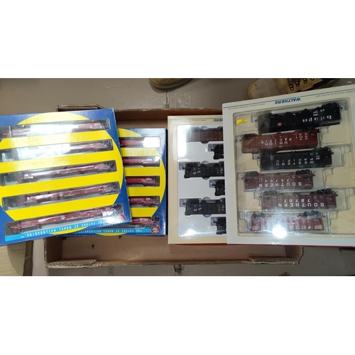 585 - WALTHERS: 6 Pack of Bethgons, 6 pack of twin-hoppers; ATHEARN: 2 sets of well - cars (4)