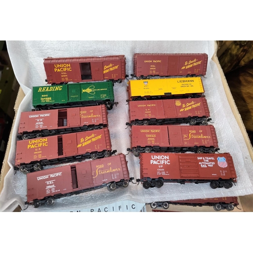 587 - A large collection of HO Union Pacific and other box cars