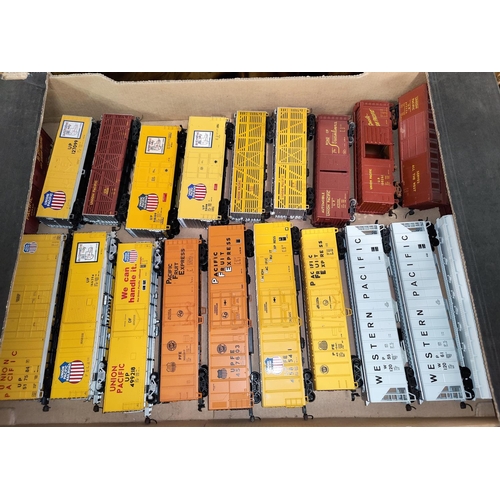 587 - A large collection of HO Union Pacific and other box cars