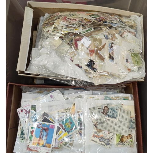 782 - A World collection of stamps in albums and loose