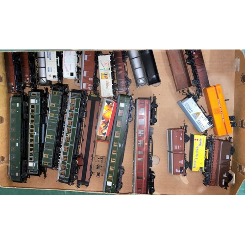 562 - A selection of HO/00 gauge rolling stock