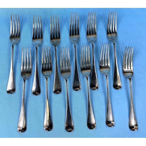 306 - A set of 12 Georgian Old English Pattern hallmarked dinner forks, London 1805, 24.5oz