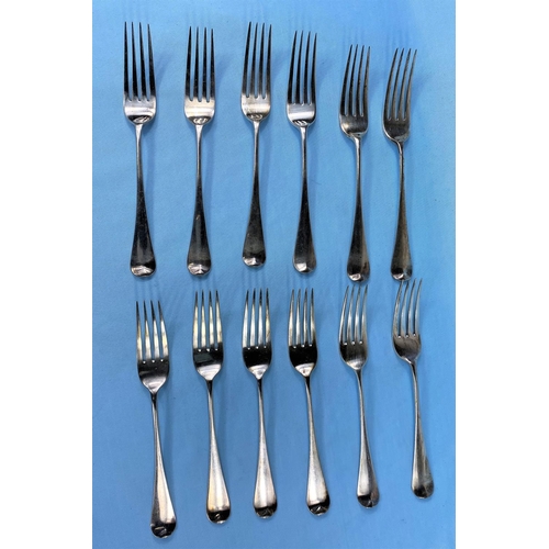 306 - A set of 12 Georgian Old English Pattern hallmarked dinner forks, London 1805, 24.5oz